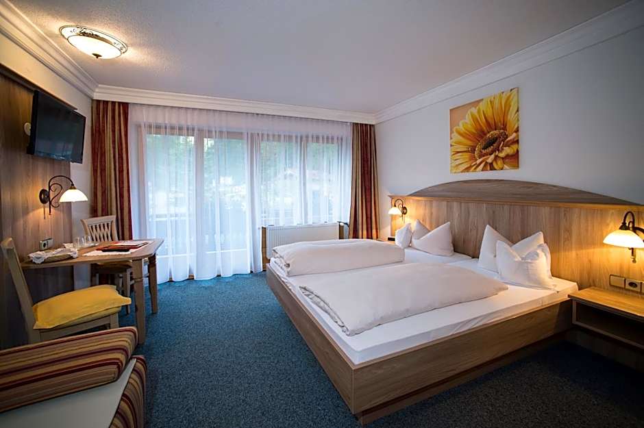 Aktivhotel & Gasthof Schmelz Ihr familienfreundliches Urlaubs Hotel mit Wellness, Almsauna, Chiemgau Karte