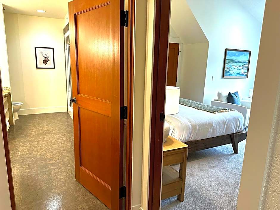 Elevated Penthouse Condo managed by Little Sister Getaways