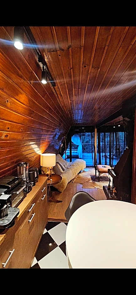 Chalét com jacuzzi sauna lareira e telao cinema