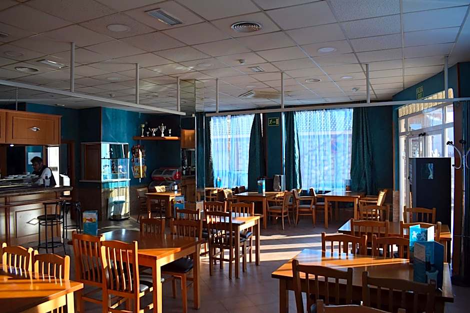 Hotel Los Leones, el más cercano a Warner
