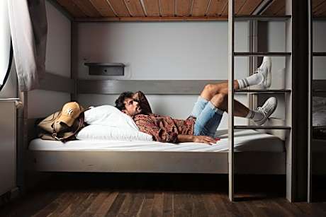 Single Bed in Mixed Dormitory Room (6 Beds) with Shared Bathroom on Floor