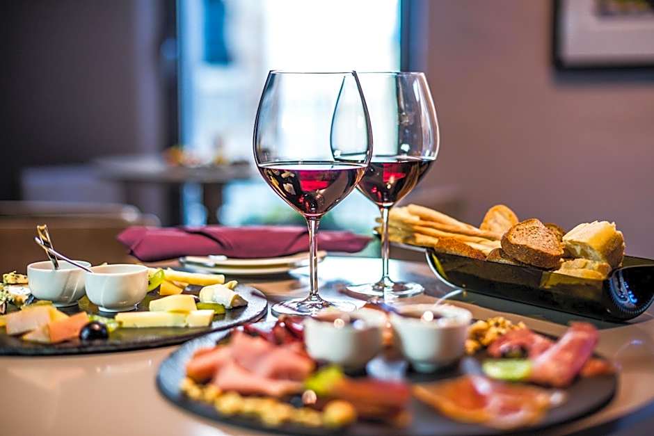 Uve Rooms & Wine Bar