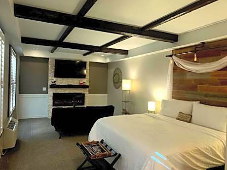 Cedar Stables Inn & Suites