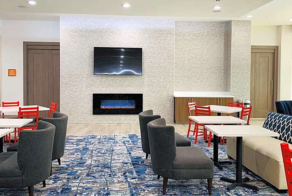 La Quinta Inn & Suites by Wyndham-Red Oak TX IH-35E