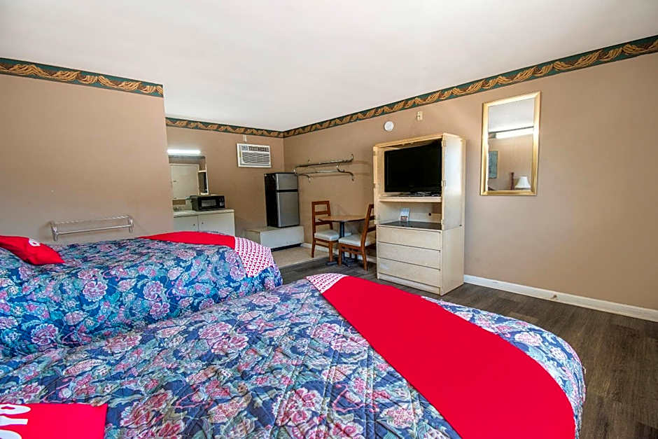 OYO Hotel Calhoun, GA I-75