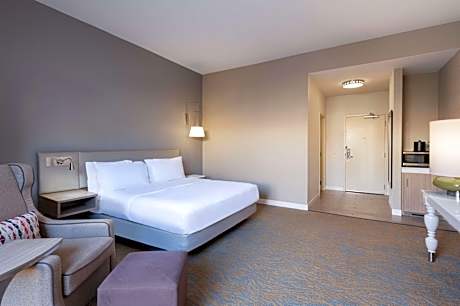 King Room with Roll-In Shower - Mobility Access