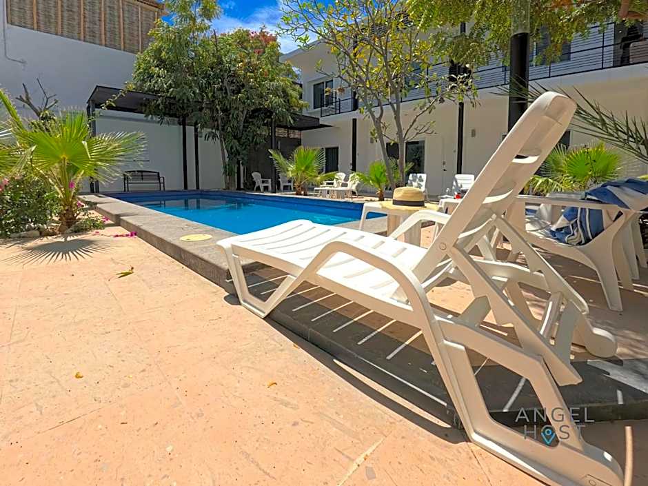 Commercial Zone Studios, Pool, BBQ and Beach 7 Blocks