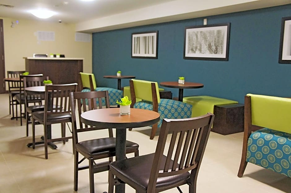 La Quinta Inn & Suites by Wyndham Oshawa
