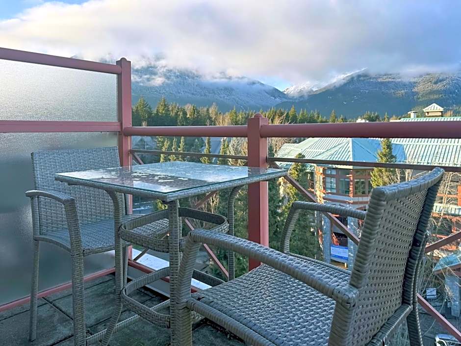 Alpenglow Lodge Rainbow Look Out Studio by MVA