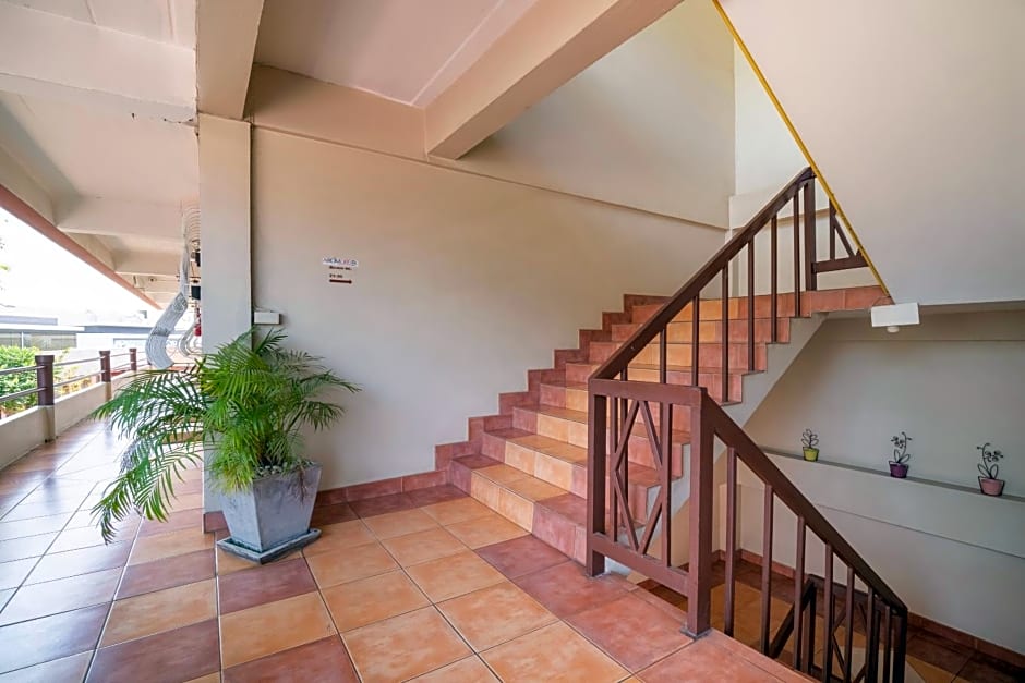 OYO 838 Aromdee Apartment