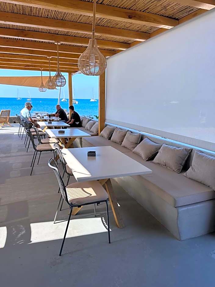 Akrotiri Hotel