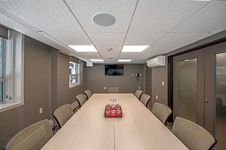 Coast Calgary Downtown Hotel & Suites by APA
