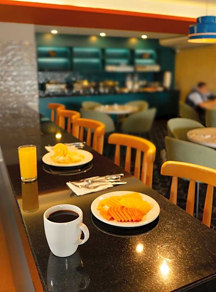 Vista Express Guadalajara Expo SureStay Collection by BW