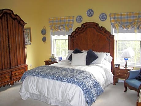 Two-Bedroom Queen Suite with Two Queen Beds