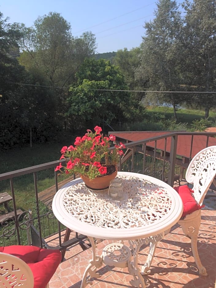 Cosy rooms on the lake near Budapest and the Airport