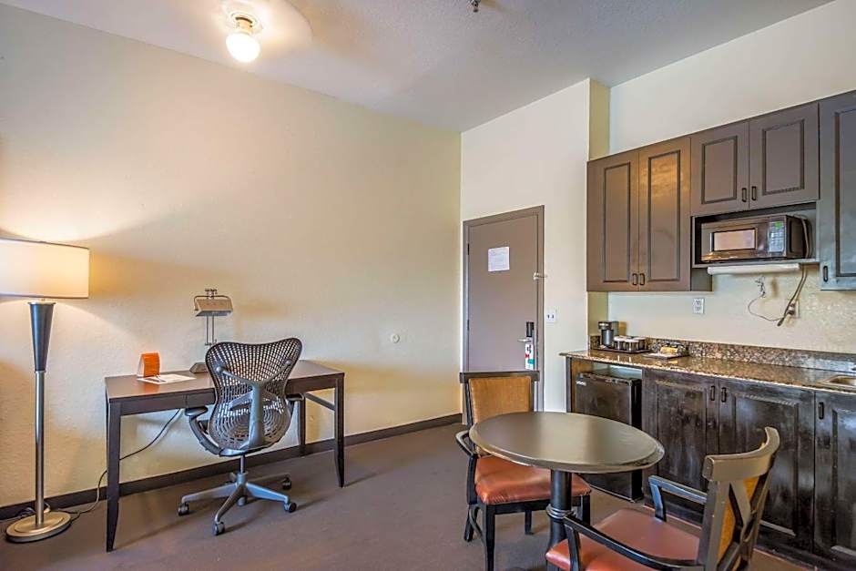 Clarion Inn & Suites Central Clearwater Beach