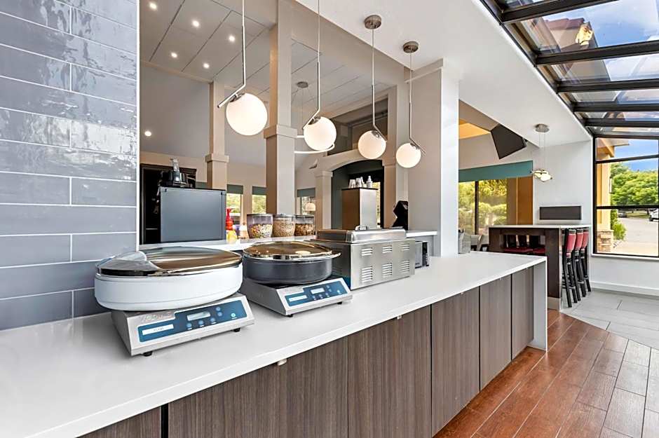 Best Western Plus Parkway Inn