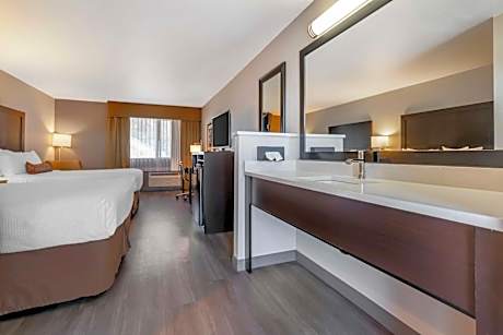 2 Queen Beds, Non-Smoking, Pet Friendly Room, High Speed Internet Access, Microwave And Refrigerator