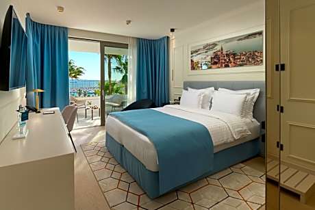 Premium Room with Balcony and Partial Sea View
