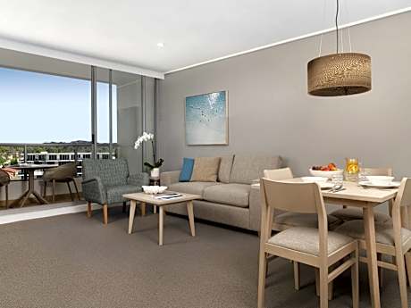 One-bedroom courtyard tower apartment