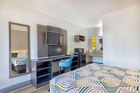 1 Queen Bed - Non-Smoking