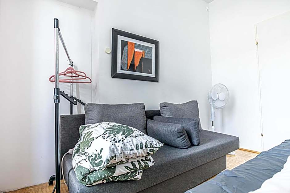 Near Schönbrunn - Economy Rooms in Shared Apartment at Meidling Train Station