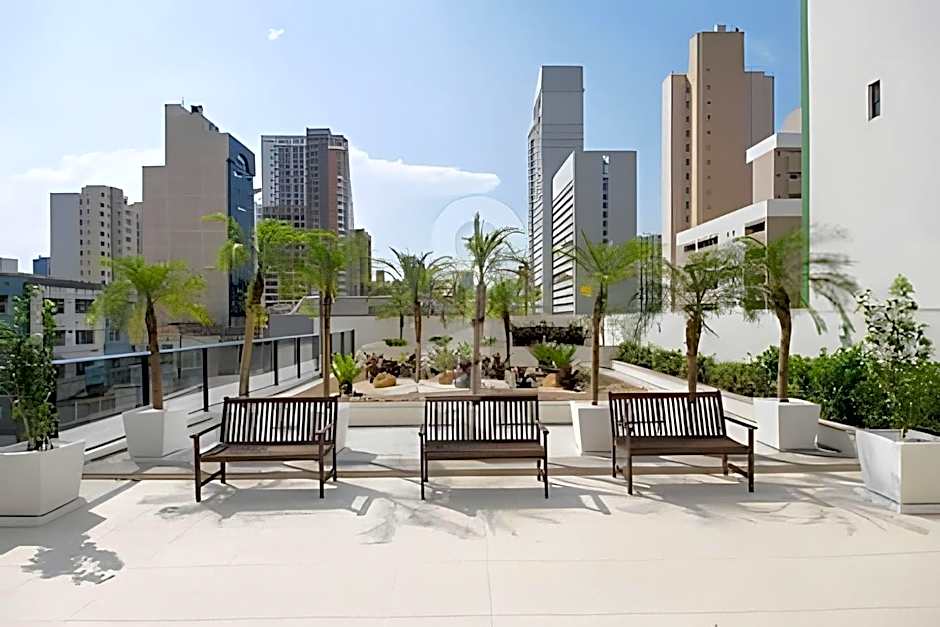 Apto em frente ao shopping com piscina aquecida