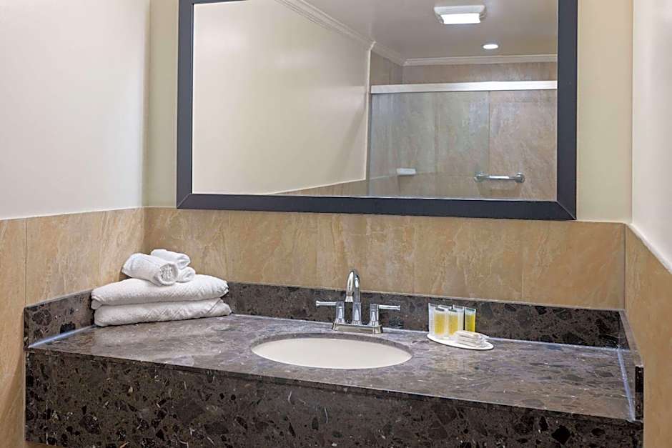 Travelodge by Wyndham Manhasset