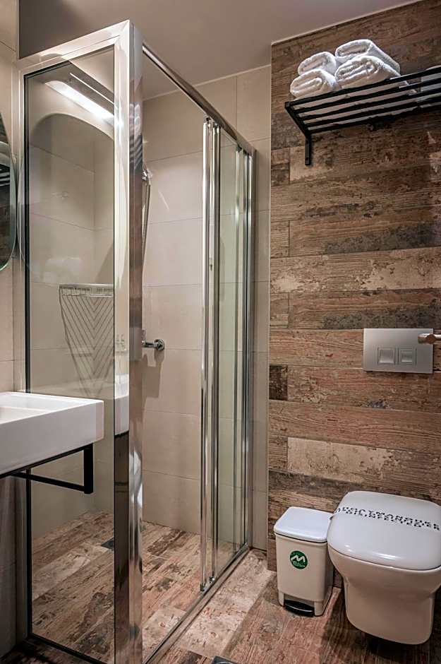 Elizabeth Queen Luxury Rooms