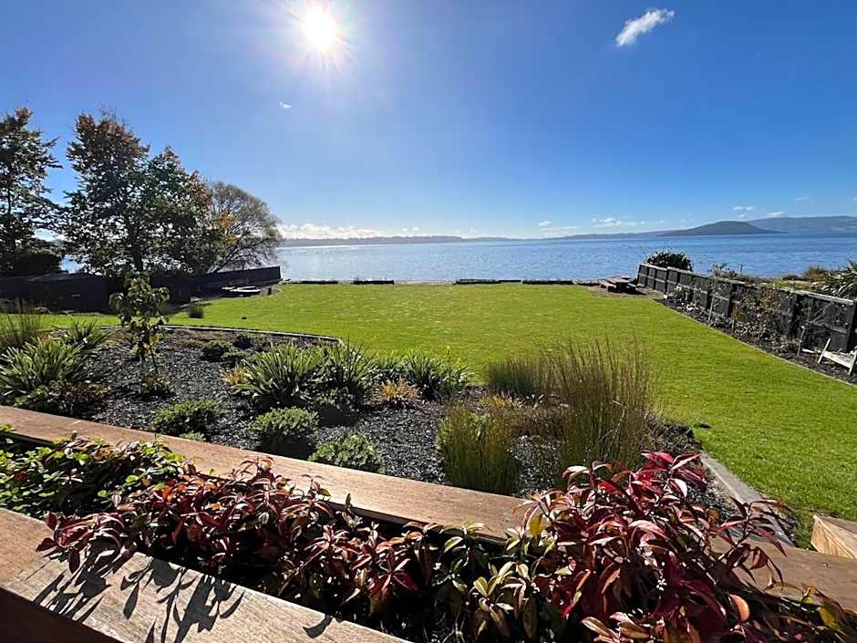 Jandals & Joy Lakefront Retreat