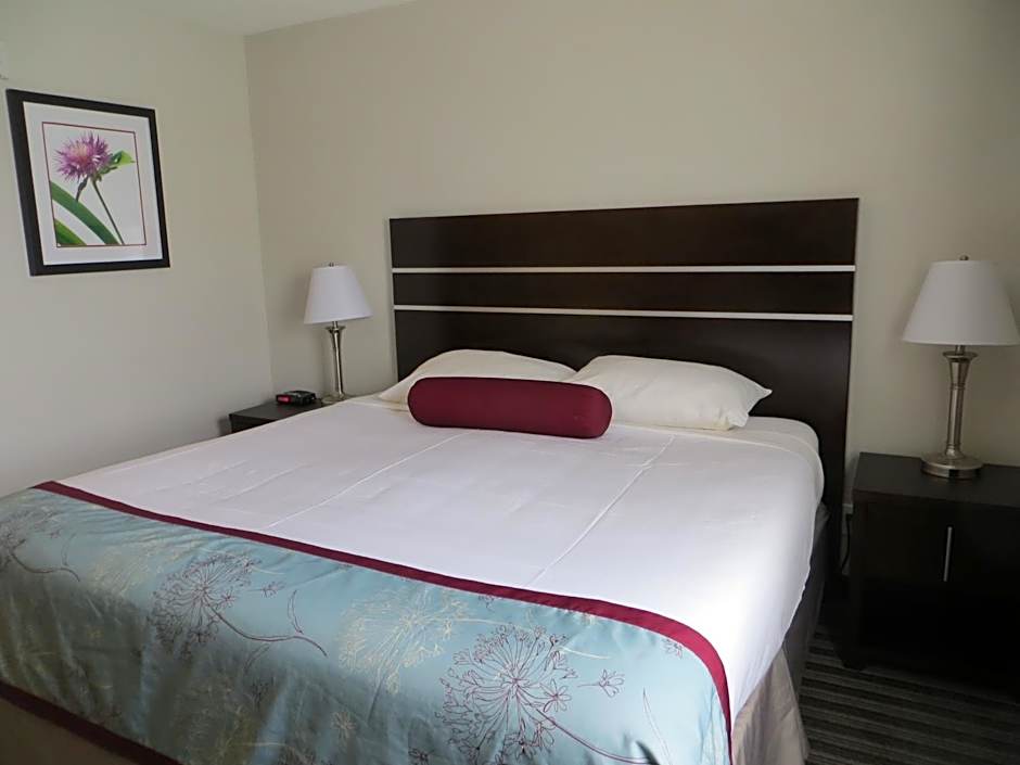 Super 8 by Wyndham Saskatoon Near Downtown