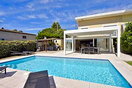 Family house with swimming pool & sea view