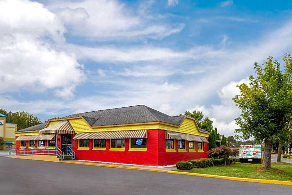 Days Inn & Suites by Wyndham Albany