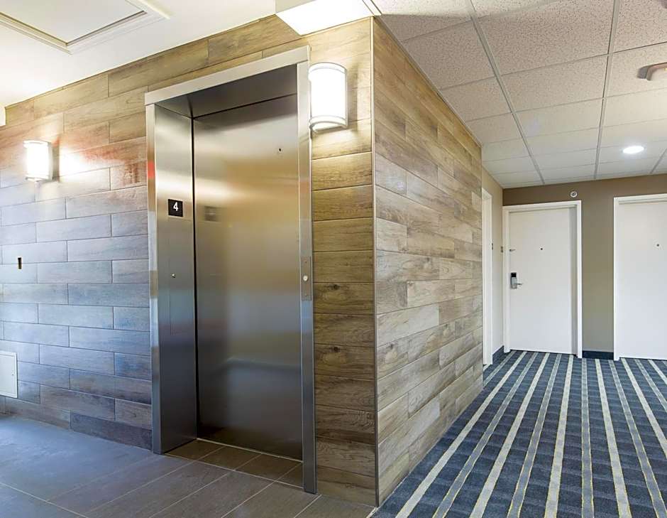 Super 8 by Wyndham Mont Laurier