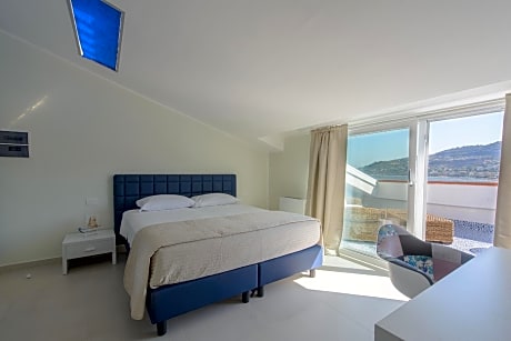 Deluxe King Room with Terrace and Sea View