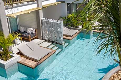 COUPLE SWIM UP ROOM