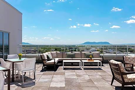 Club lounge access, Parlor, King, City view, High floor