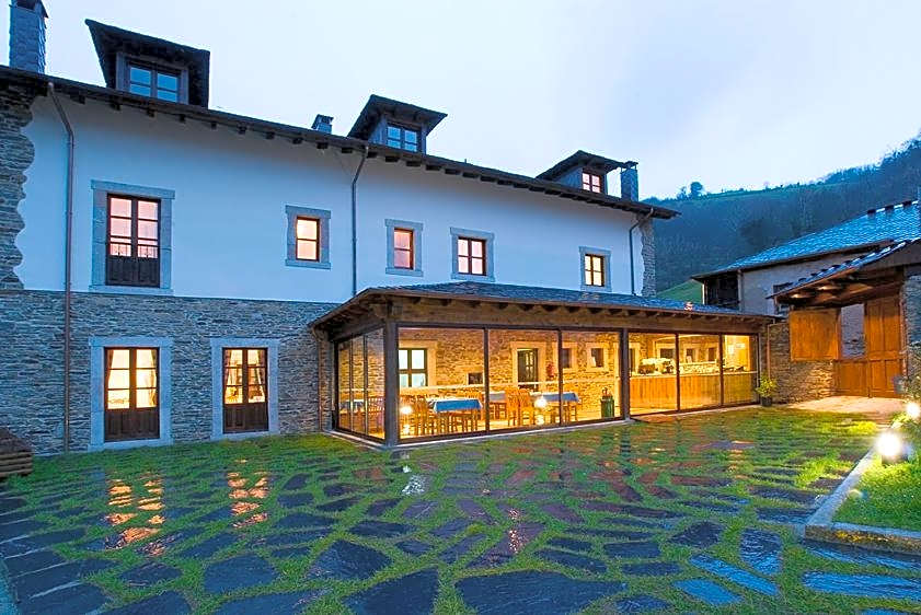 Hotel y apartamentos rurales L'Anceo