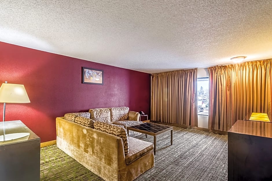 Rodeway Inn & Suites