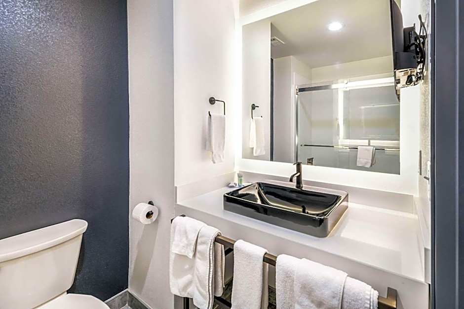 Hy-Lo Hotel, Ascend Hotel Collection