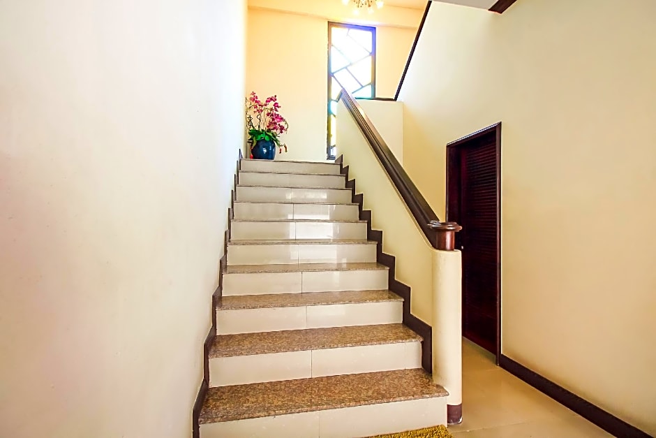 OYO 383 White inn hotel