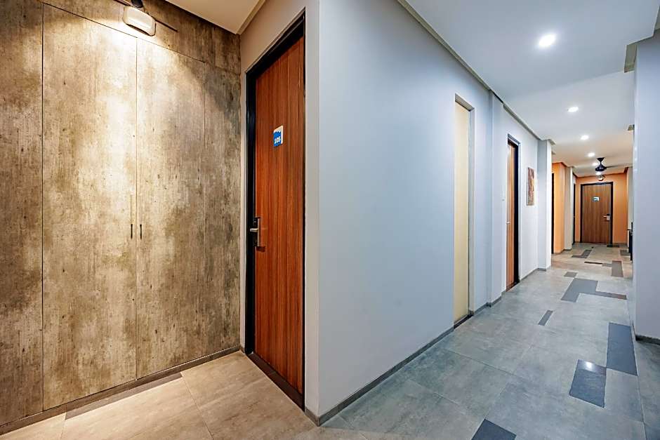 RedDoorz Plus near Radio Dalam 3