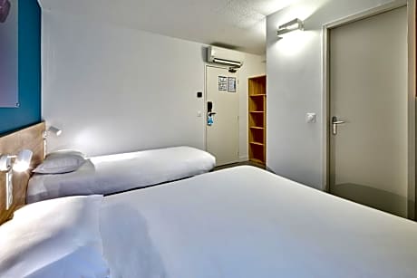 Triple Room, 1 Simple Bed ,1 Double Bed, Free Wifi, Air-Co, Shower
