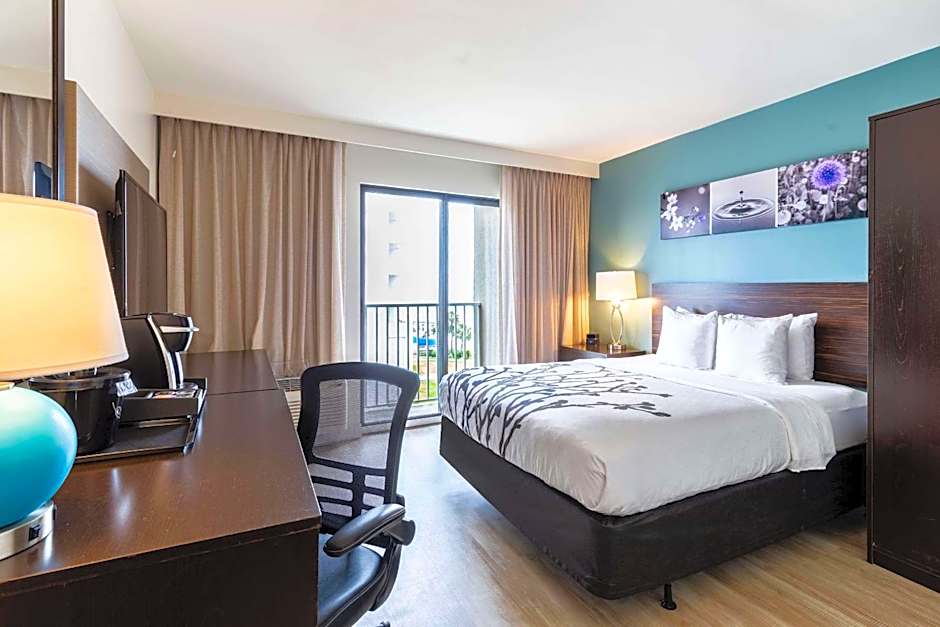 Photo 1 of 4 of 1 Queen Bed, Accessible, Bathtub