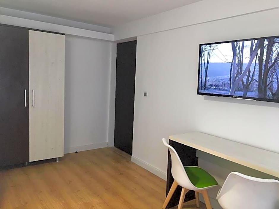 4 Seasons Apartments