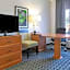 La Quinta Inn & Suites by Wyndham Dallas Arlington South