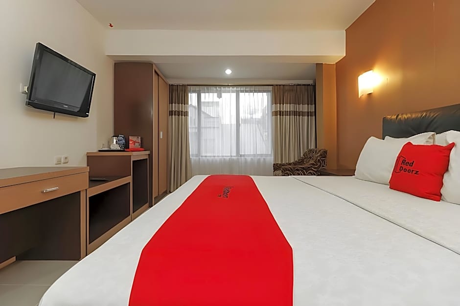 RedDoorz Plus @ Grand Populer Hotel Makassar