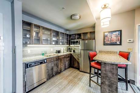 One-Bedroom Queen Room - Disability Access Tran Shower