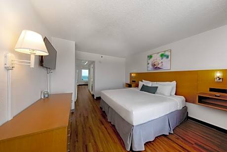 Beachfront Suite - King with Kitchen