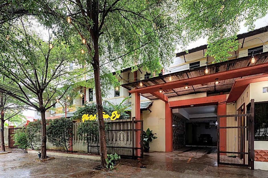 Urbanview Syariah Hotel Tiga ER near Karawang Central Plaza